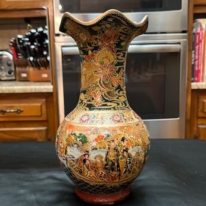 Japanese Royal Satsuma Vase.  Vintage.  Multicolored.
